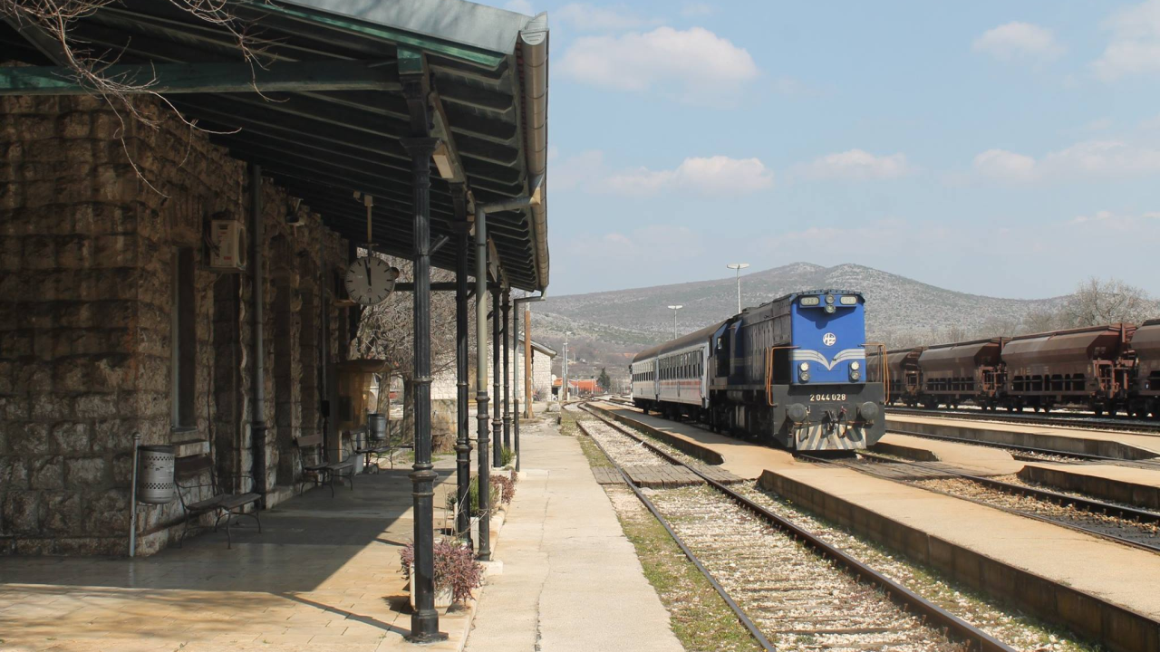 HŽ ovog vikenda uvodi sezonska noćna presjedanja u Perkoviću, uz popust od 40 posto na vozne karte