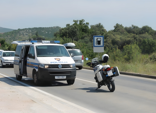 Magistralom sa splitske strane u pravcu Rogoznice divljali pijani, autom rušili ljude, napali motoriste...