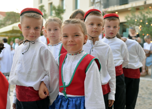 Manifestacijom koja je okupila 500 sudionika Betinjani pokazali ljubav prema tradiciji