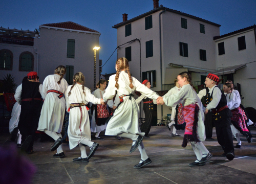 Fotografija 21 - Manifestacijom koja je okupila 500 sudionika Betinjani pokazali ljubav prema tradiciji