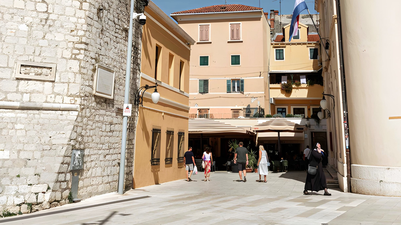 Gori nebo i zemlja, živa raste prema 37 stupnjeva. Dalmacija neće neko vrijeme izaći iz 'crvenoga'