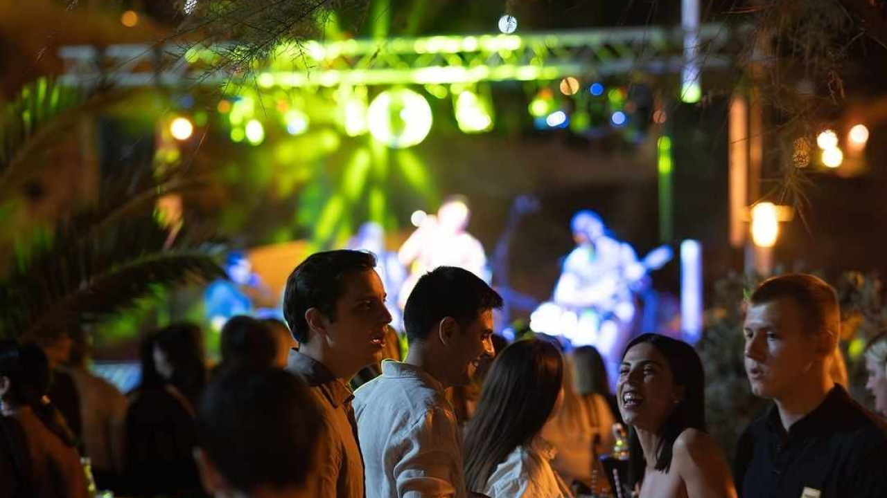 Vrhunski koncerti Zorice Kondže i grupe TBF očekuju vas ovog ljeta na plaži Banj