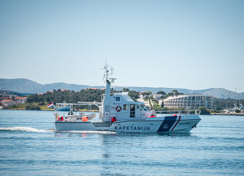 Lučka kapetanija usred noći prevezla bolesno dijete s Kaprija do Šibenika