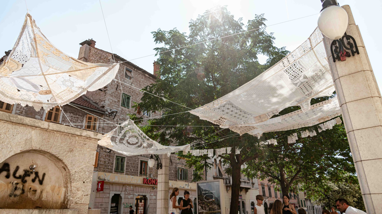 Od danas na Starom pazaru vam ženski ručni rad pruža hlad: 'Neka ovo postane mjesto druženja'