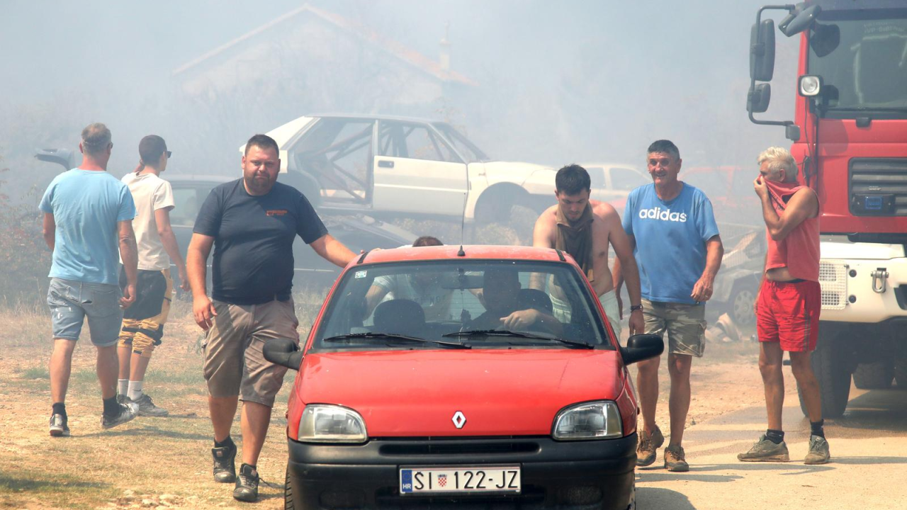 Preko 120 vatrogasaca bori se s požarom: 'Postoji šansa da se proširi u pravcu Dubravica i NP Krka'