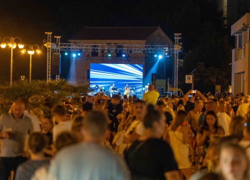 Fotografija 27 - Vodička fešta okupila rekordan broj ljudi: Iće i piće, Mile Perkov, Fenixi, Spectrum i legendarni Petar Grašo