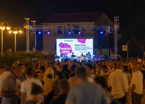 Fotografija 29 - Vodička fešta okupila rekordan broj ljudi: Iće i piće, Mile Perkov, Fenixi, Spectrum i legendarni Petar Grašo
