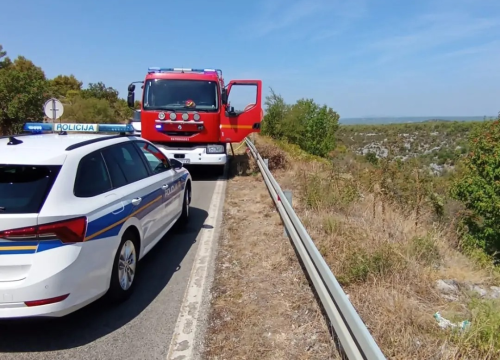 Gotov očevid: Na cesti blizu Tromilje smrtno stradao vozač (33), udario u početak zaštitne ograde i sletio s ceste