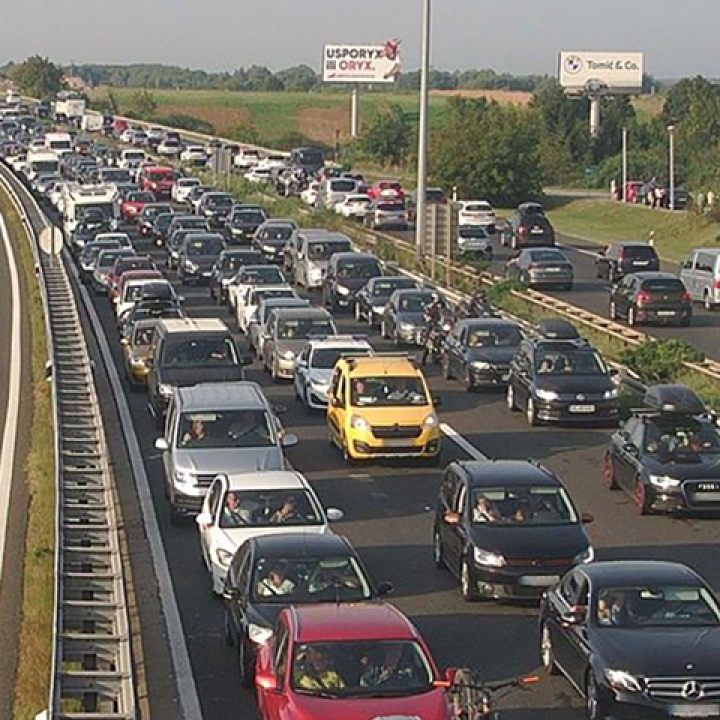 Gužve od jutra na cestama sve veće: Kilometarske kolone sve duže, policija poslala posebno upozorenje