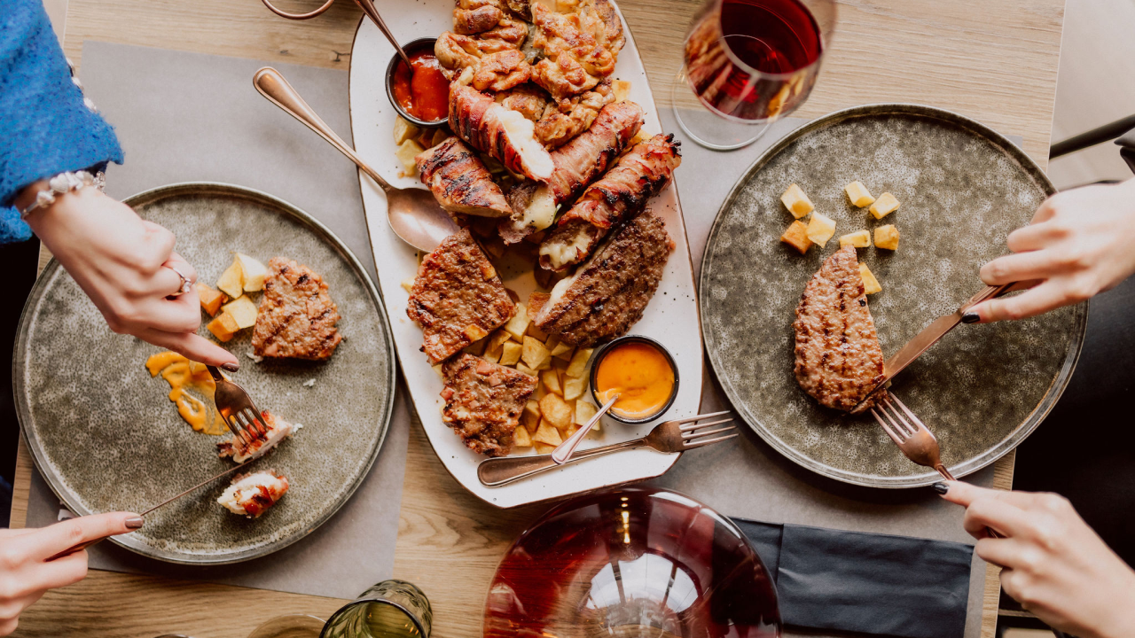 Prevruće je da kuhate, počastite se slasnim roštiljem Kod Starog!