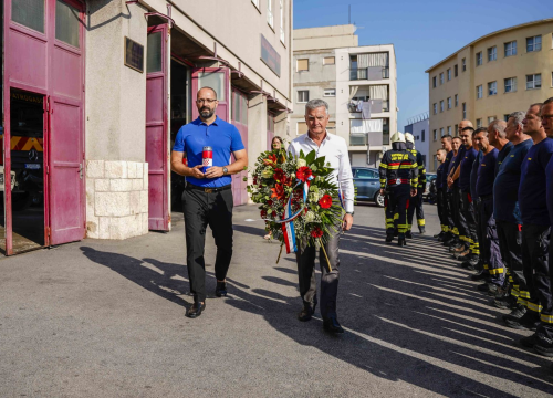 U Šibeniku položeni vijenci za poginule vatrogasce, a u 15.25 sati u svim postrojbama bit će upaljene sirene