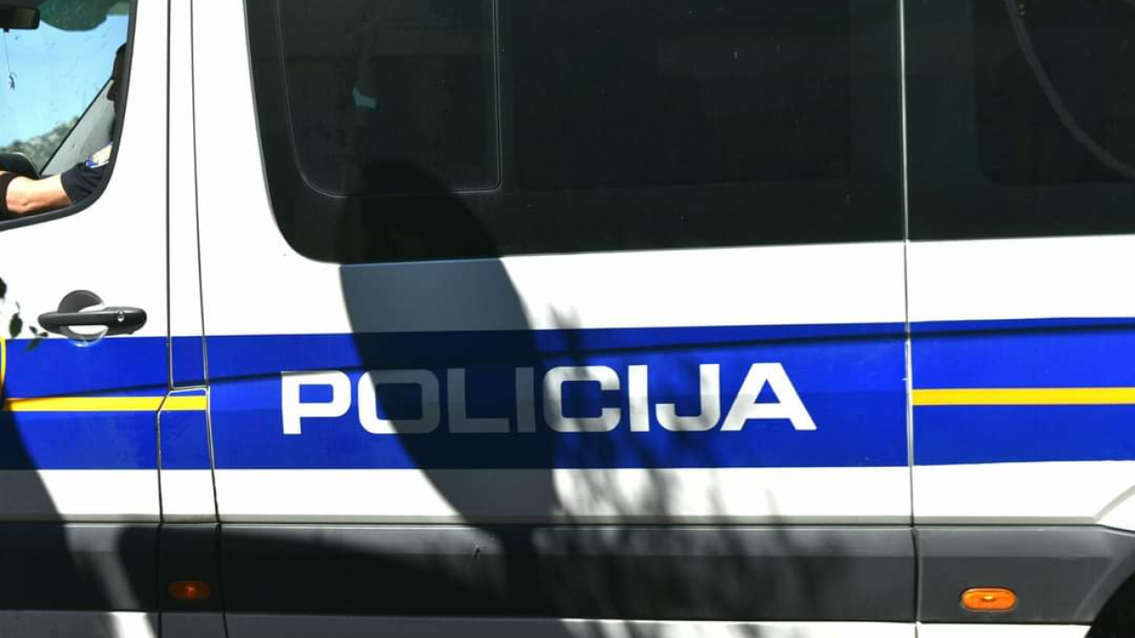 Podvodnom kamerom snimao nagu djecu