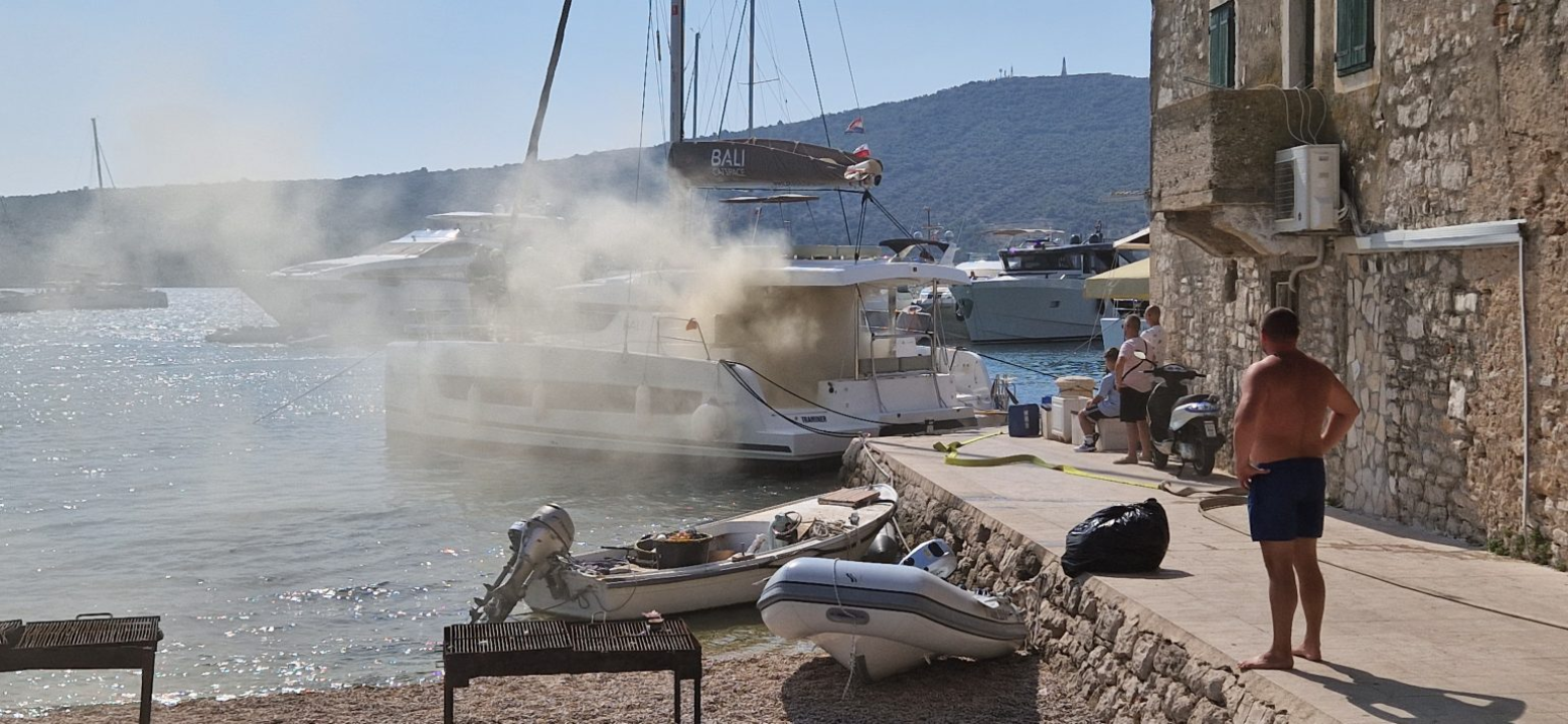 Gotov očevid u Primoštenu: Šteta na katamaranu nakon požara pola milijuna eura