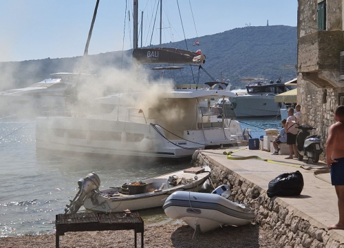 Fotografija 5 - Gotov očevid u Primoštenu: Šteta na katamaranu nakon požara pola milijuna eura