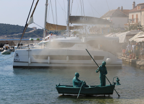 Planula unutrašnjost katamarana koji je privezan za rivu u Primoštenu