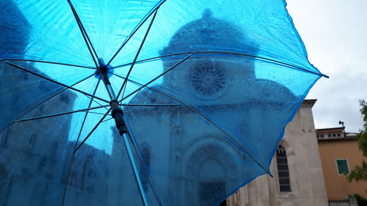 Četvrtak s oblacima, kišom i jakim jugom