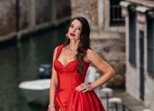 Glamurozna Iva Jerković zasjala na crvenom tepihu Venezia Film Festivala uz Cotril