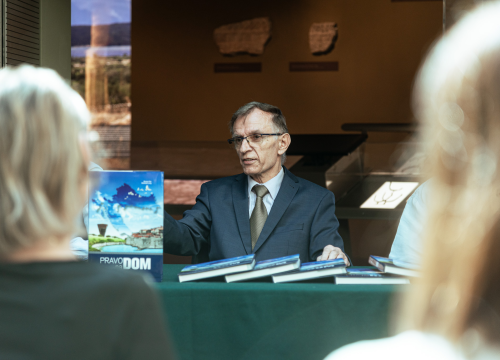 Fotografija 4 - Predstavljena monografija 'Pravo na dom' Branka Peke