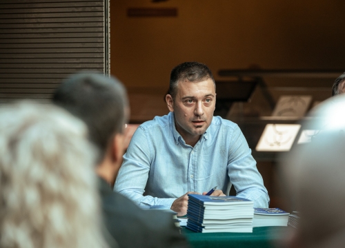 Fotografija 2 - Predstavljena monografija 'Pravo na dom' Branka Peke