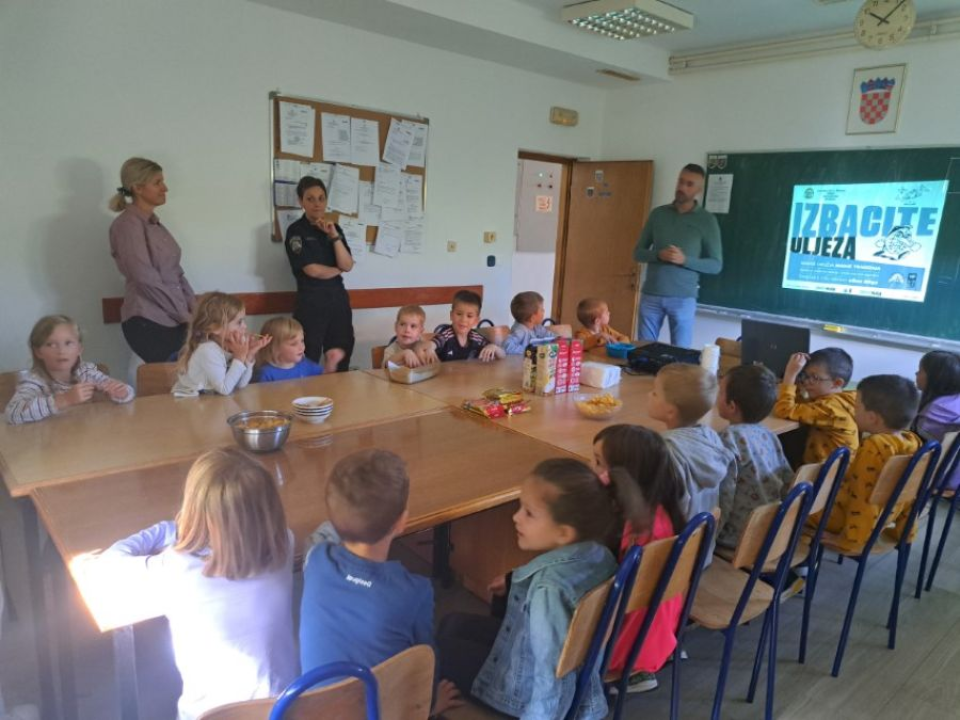 Edukativni susret policajaca i predškolaca DV Tamaris u Vodicama