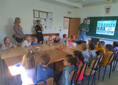 Fotografija 12 - Edukativni susret policajaca i predškolaca DV Tamaris u Vodicama