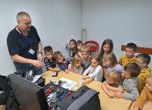 Fotografija 2 - Edukativni susret policajaca i predškolaca DV Tamaris u Vodicama