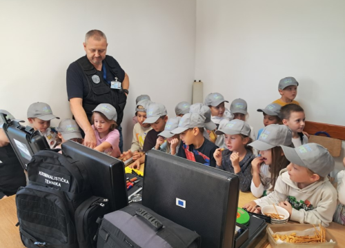 Fotografija 3 - Edukativni susret policajaca i predškolaca DV Tamaris u Vodicama