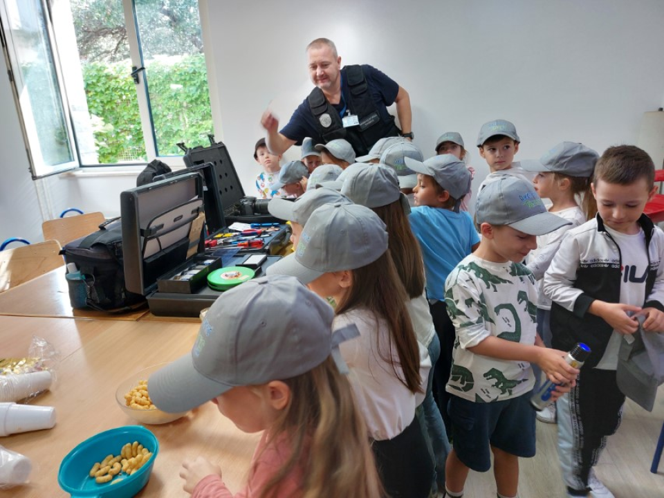Edukativni susret policajaca i predškolaca DV Tamaris u Vodicama