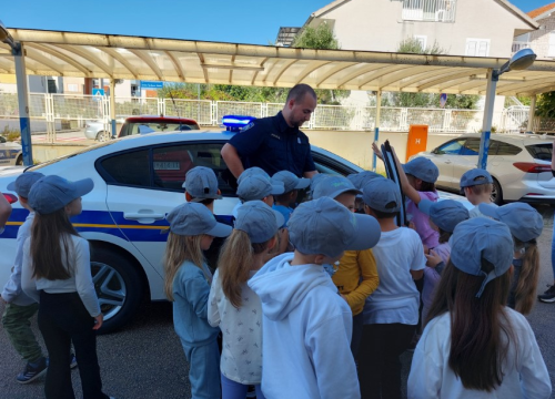 Fotografija 7 - Edukativni susret policajaca i predškolaca DV Tamaris u Vodicama