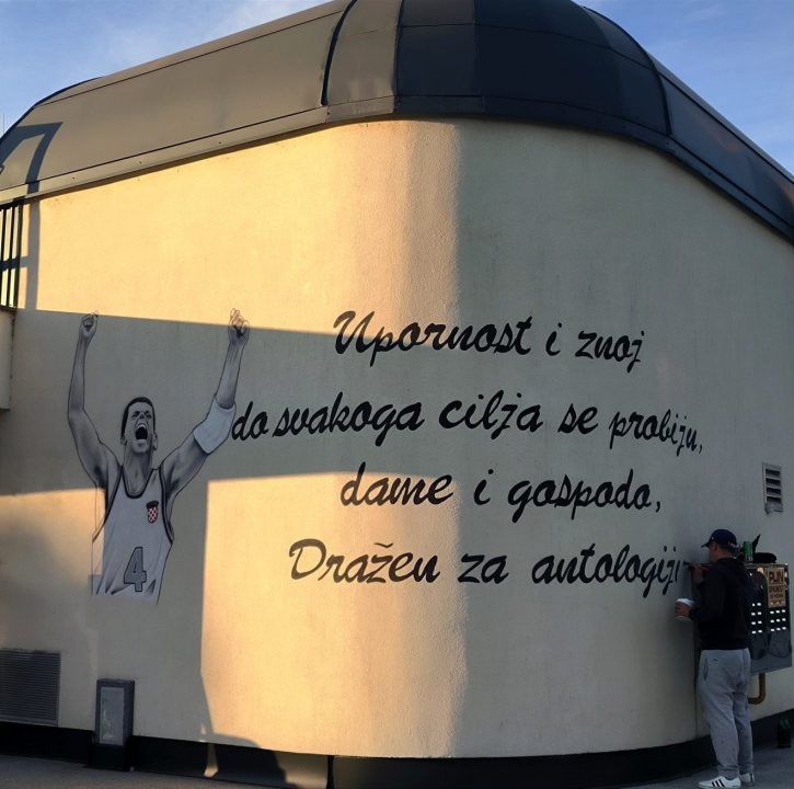 Trojica prijatelja oslikali mural Draženu Petroviću u čast