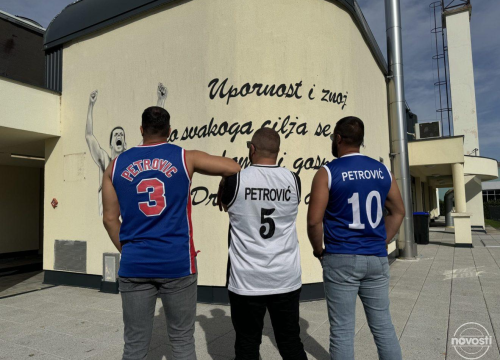 Fotografija 5 - Trojica prijatelja oslikali mural Draženu Petroviću u čast