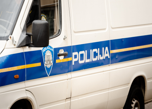 Navijački obračun u Šibeniku: Oštetili automobil, udarali ih rukama i nogama, oduzete im palice i dimna bomba