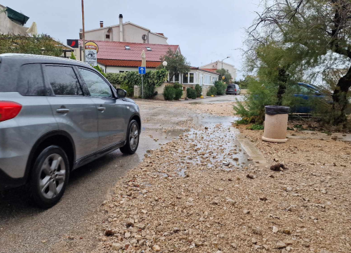 Fotografija 9 - Nezadovoljni mještani Brodarice: Kiša s magistrale slijeva se po ulicama jer upojni bunar ne funkcionira