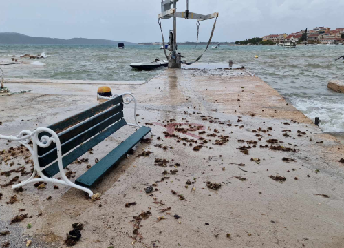 Fotografija 10 - Nezadovoljni mještani Brodarice: Kiša s magistrale slijeva se po ulicama jer upojni bunar ne funkcionira