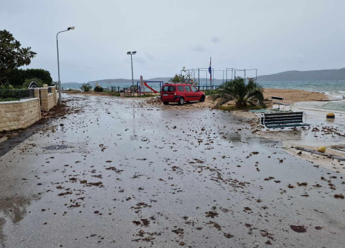 Fotografija 7 - Nezadovoljni mještani Brodarice: Kiša s magistrale slijeva se po ulicama jer upojni bunar ne funkcionira