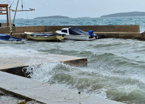 Fotografija 11 - Nezadovoljni mještani Brodarice: Kiša s magistrale slijeva se po ulicama jer upojni bunar ne funkcionira