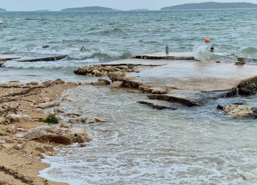 Fotografija 4 - Nezadovoljni mještani Brodarice: Kiša s magistrale slijeva se po ulicama jer upojni bunar ne funkcionira