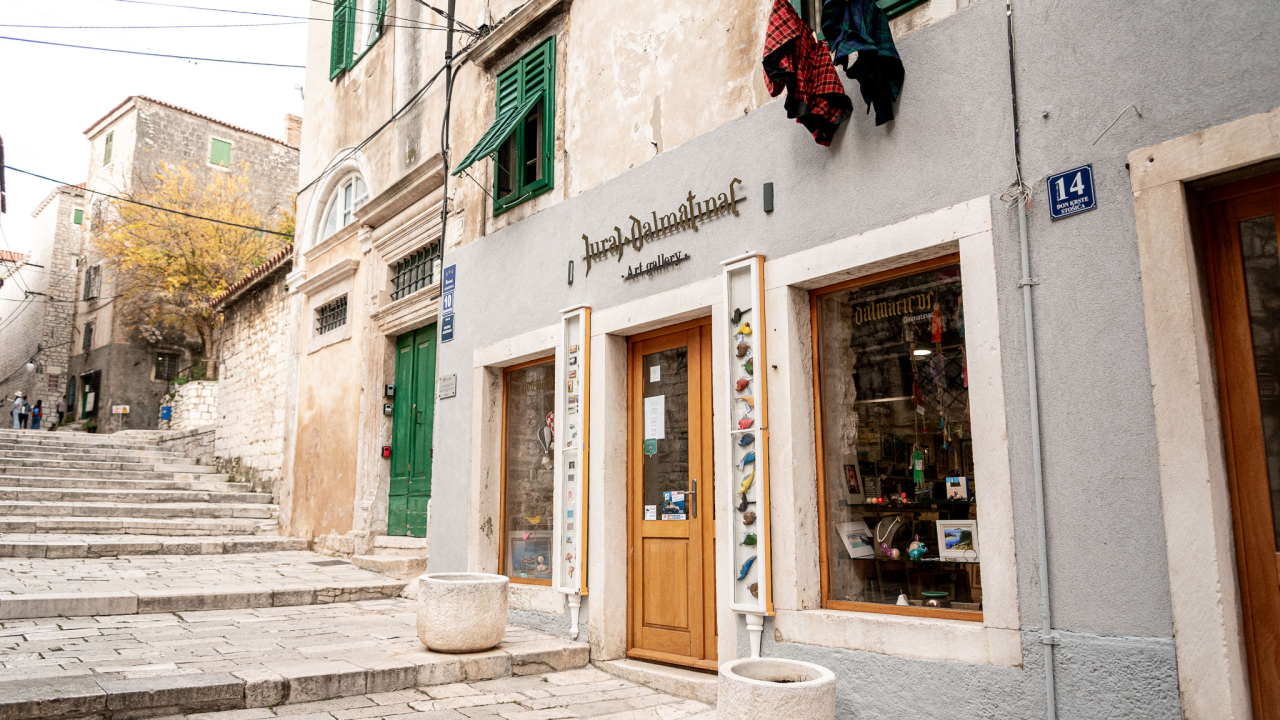 Božić je stigao u Galeriju Juraj Dalmatinac: Pronađite unikatne umjetnine i darove!