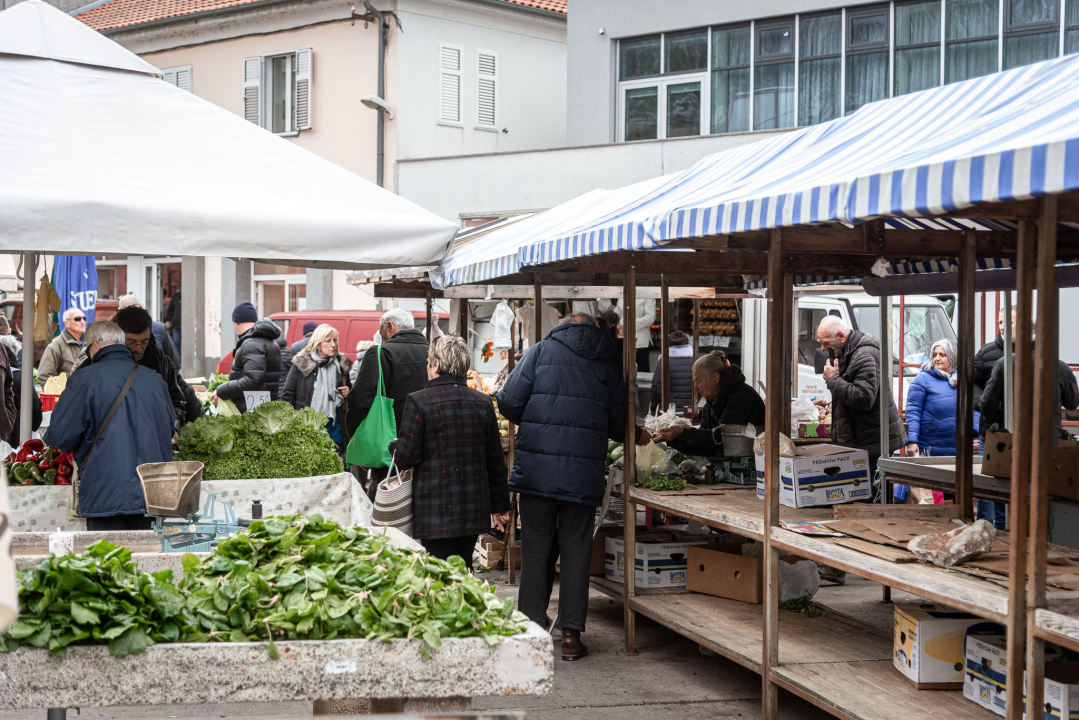 Svakodnevica šibenske peškarije: Uobičajena ponuda, uobičajeno prigovaranje