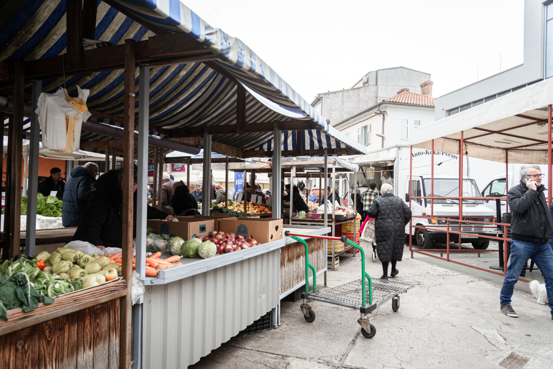 Svakodnevica šibenske peškarije: Uobičajena ponuda, uobičajeno prigovaranje
