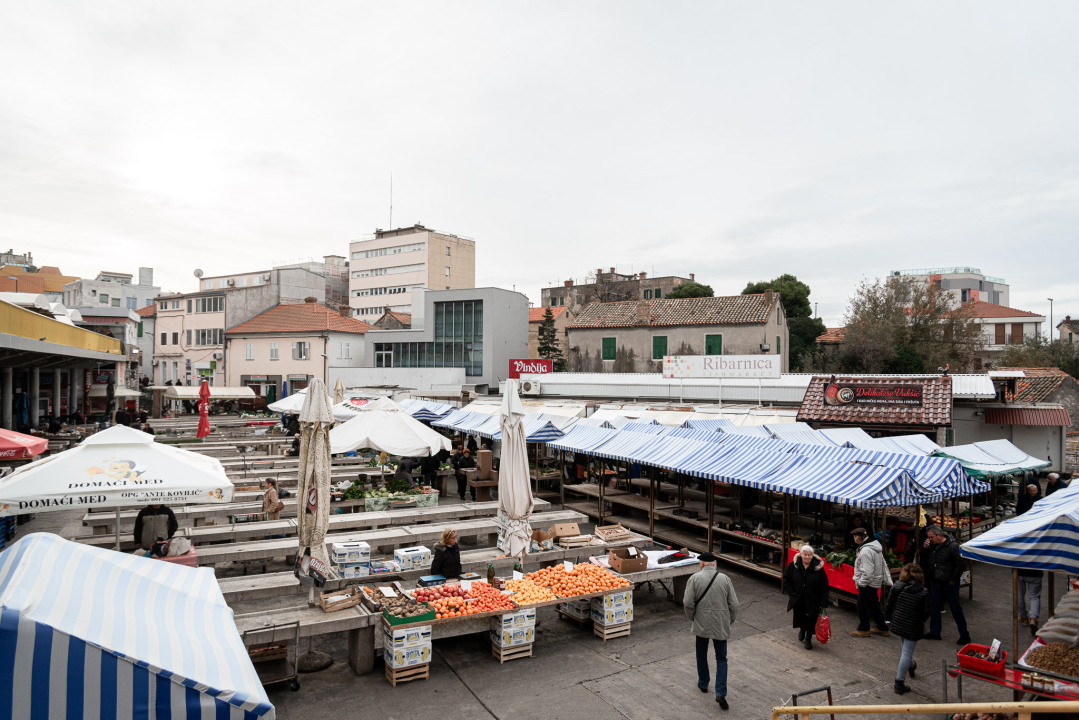 Svakodnevica šibenske peškarije: Uobičajena ponuda, uobičajeno prigovaranje