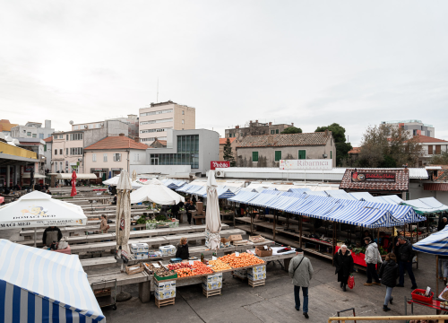 Fotografija 2 - Svakodnevica šibenske peškarije: Uobičajena ponuda, uobičajeno prigovaranje