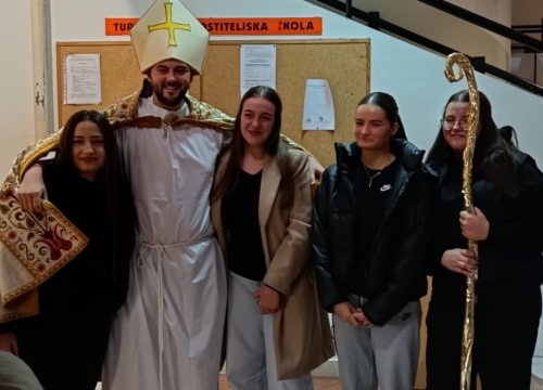 Fotografija 3 - Sveti Nikola i Krampus posjetili učenike i djelatnike Medicinske škole