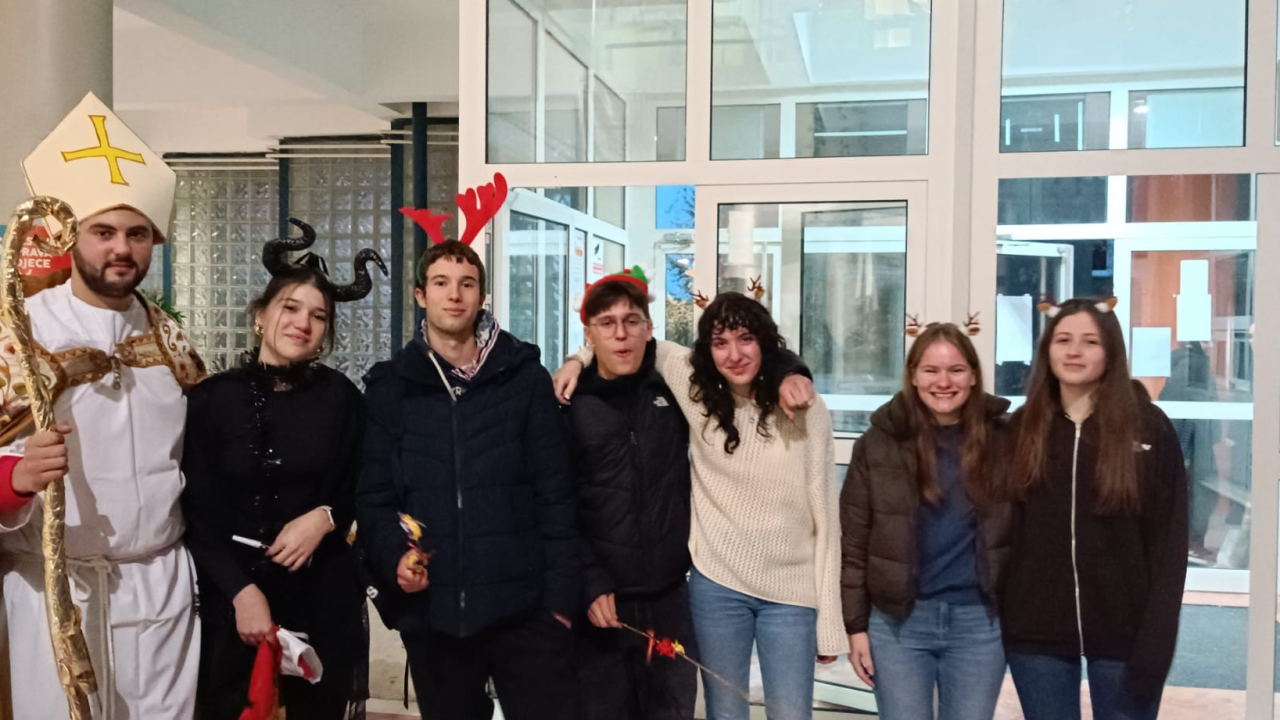Sveti Nikola i Krampus posjetili učenike i djelatnike Medicinske škole