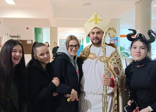 Fotografija 8 - Sveti Nikola i Krampus posjetili učenike i djelatnike Medicinske škole
