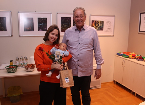 Fotografija 20 - Babyboom u Vodicama: Ove godine 90 novorođenih, gradonačelnik poklonio eure i prigodne darove