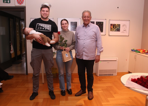 Fotografija 15 - Babyboom u Vodicama: Ove godine 90 novorođenih, gradonačelnik poklonio eure i prigodne darove