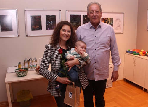 Fotografija 13 - Babyboom u Vodicama: Ove godine 90 novorođenih, gradonačelnik poklonio eure i prigodne darove