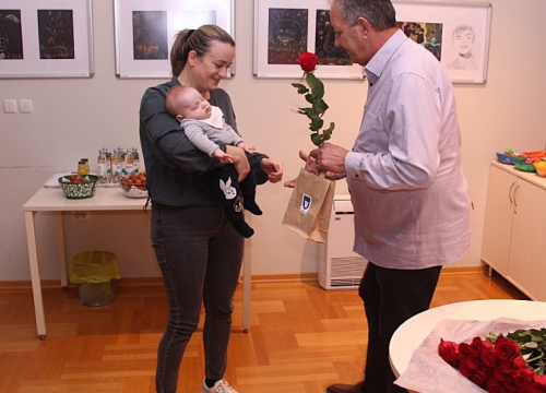 Fotografija 9 - Babyboom u Vodicama: Ove godine 90 novorođenih, gradonačelnik poklonio eure i prigodne darove