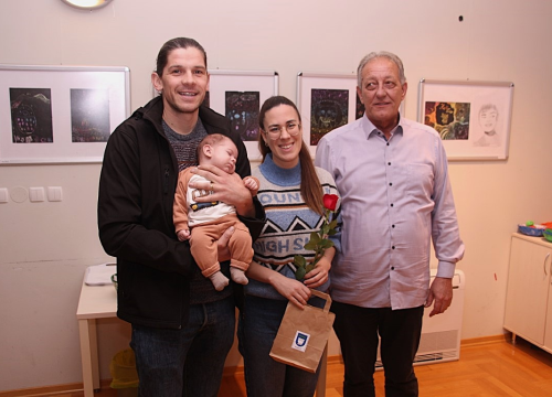 Fotografija 6 - Babyboom u Vodicama: Ove godine 90 novorođenih, gradonačelnik poklonio eure i prigodne darove